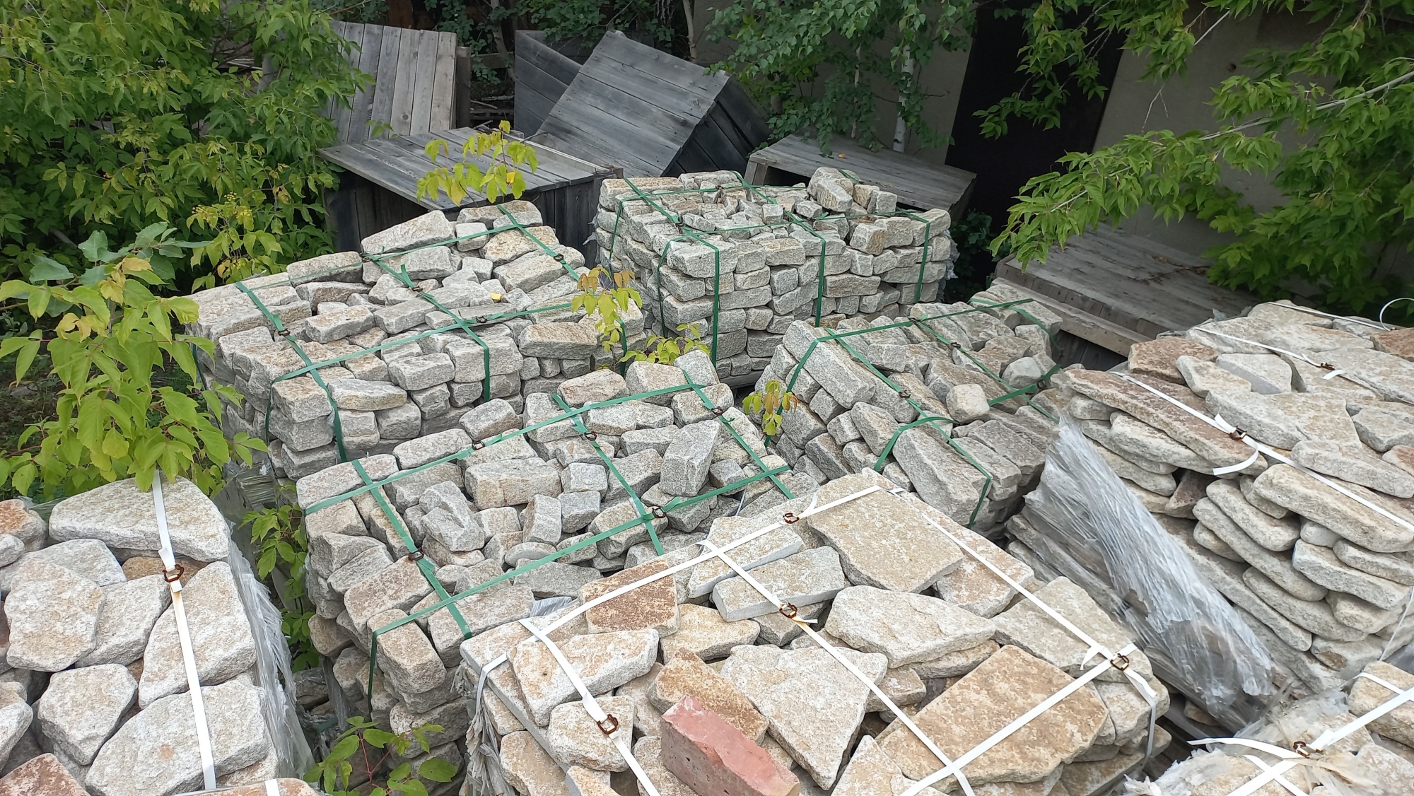 Плитняк галтованный гранитный для ландшафтного дизайна купить в Асбесте