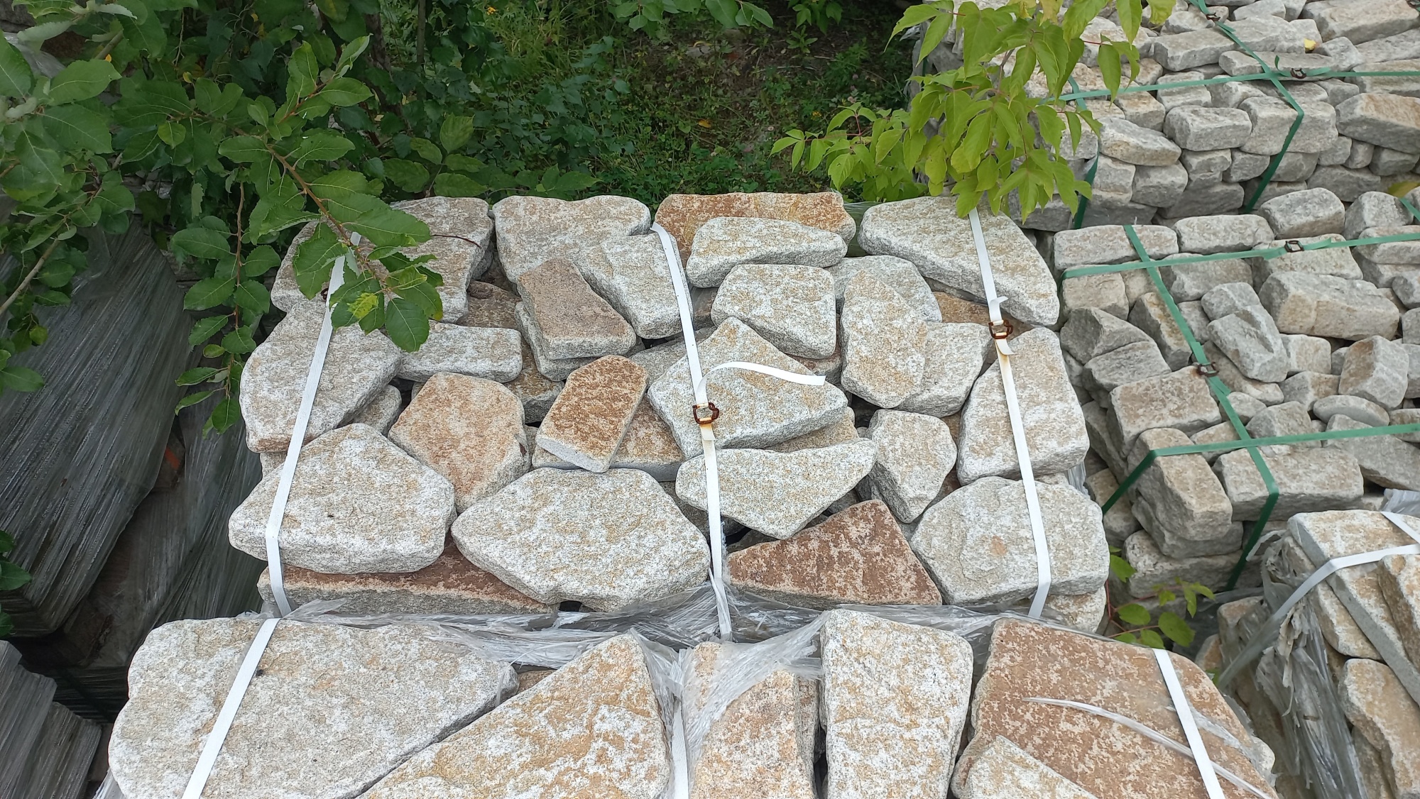 Плитняк галтованный гранитный для ландшафтного дизайна купить в Асбесте