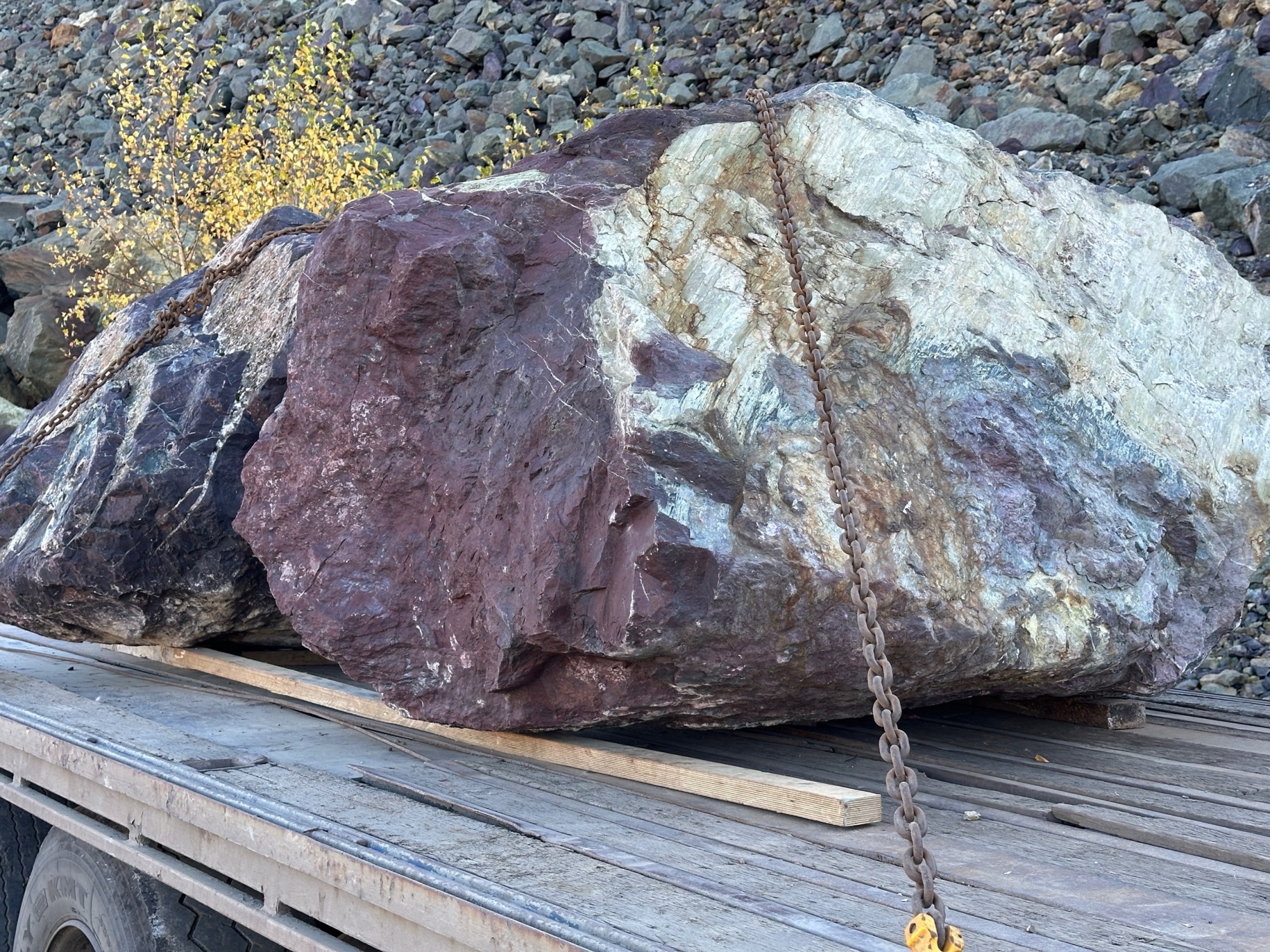 Огромные красно-фиолетовые валуны для ландшафтного дизайна весом более 5 тонн купить в Асбесте