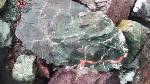 Гигантские зелёные валуны для ландшафтного дизайна весом более 5 тонн купить в Асбесте