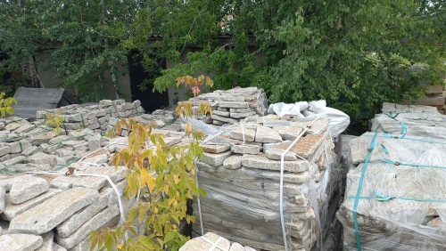 Плитняк галтованный гранитный для ландшафтного дизайна купить в Асбесте