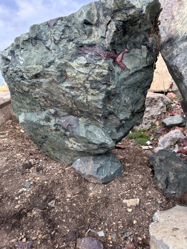 Гигантские зелёные валуны для ландшафтного дизайна весом более 5 тонн купить в Асбесте