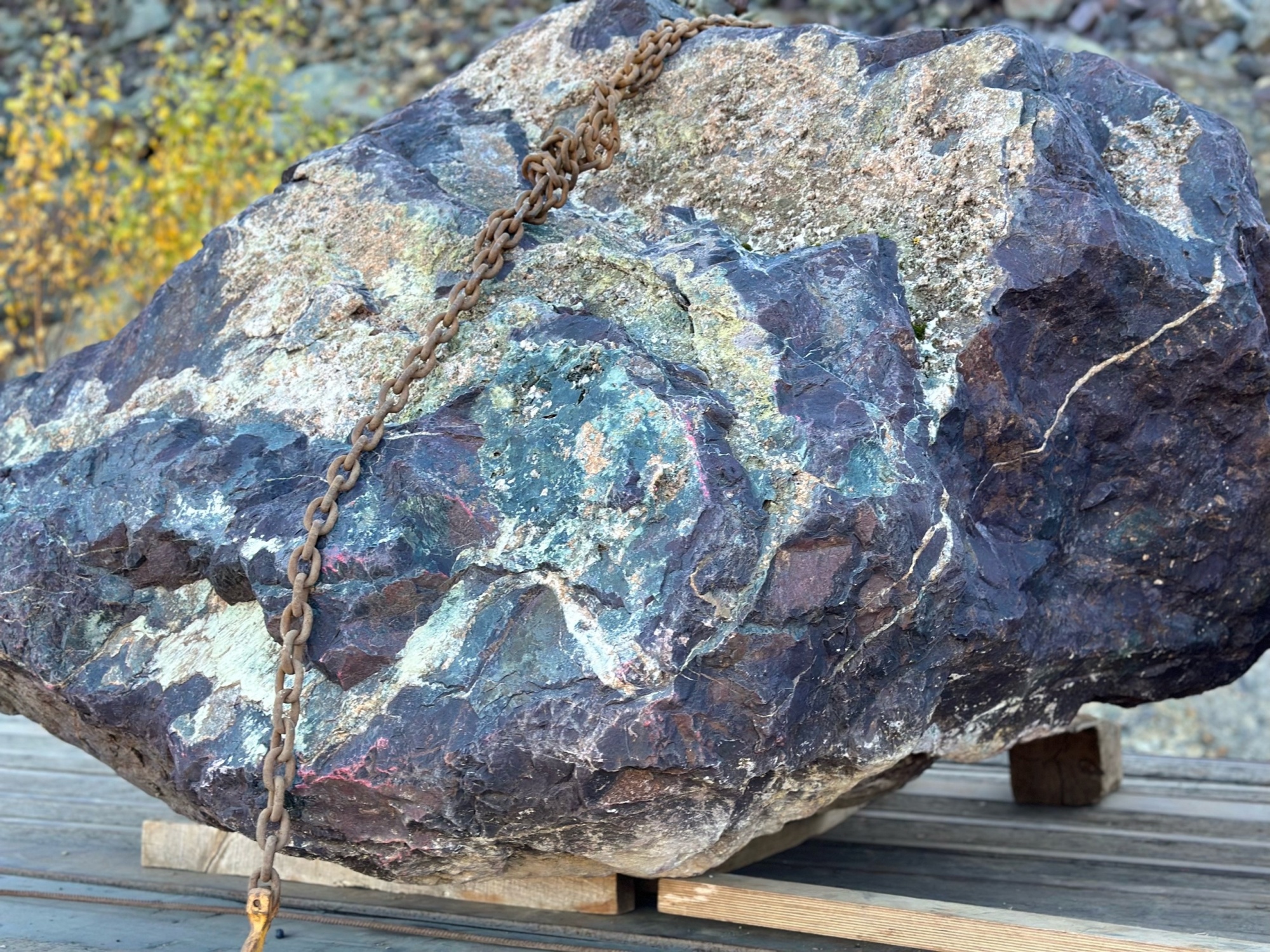 Огромные красно-фиолетовые валуны для ландшафтного дизайна весом более 5 тонн купить в Асбесте