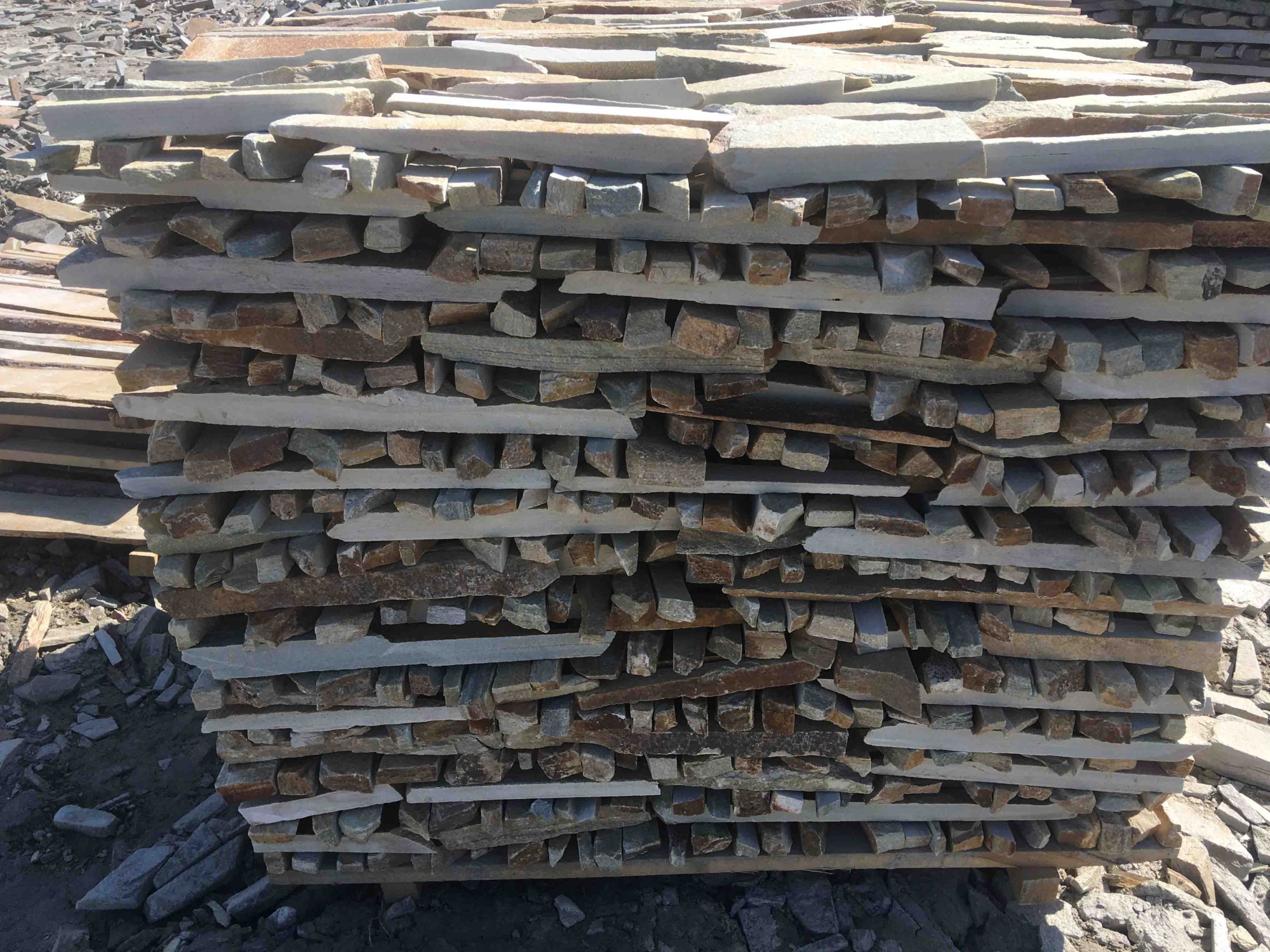 Горбушка златолит золотистый для облицовки купить в Асбесте