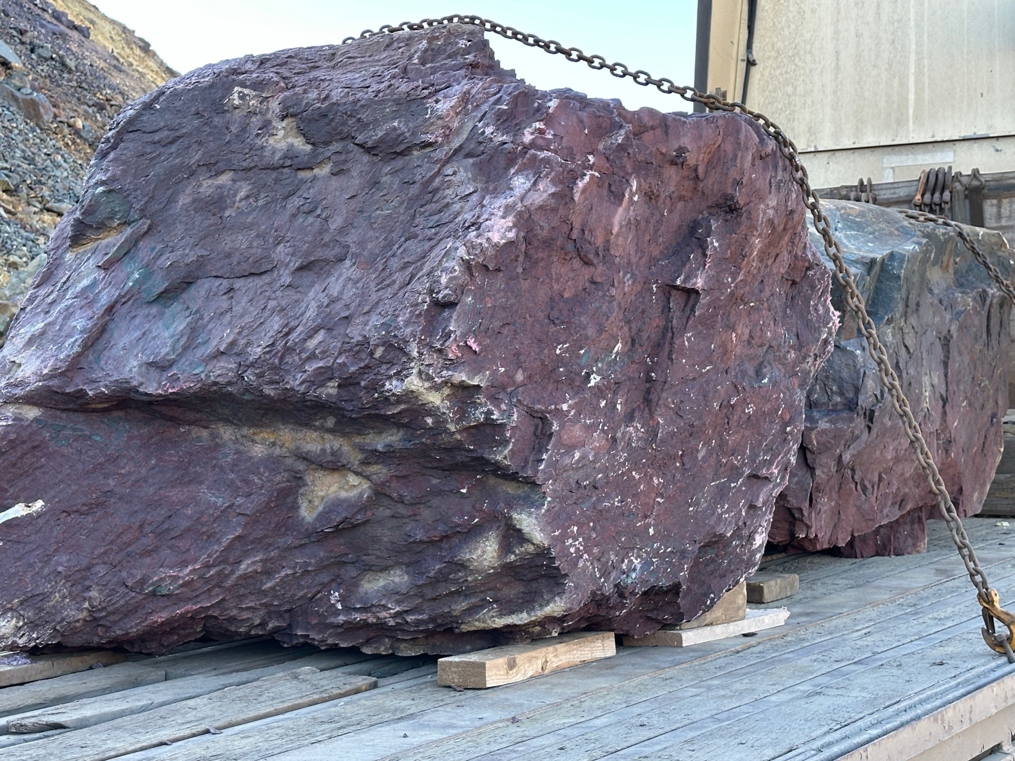 Огромные красно-фиолетовые валуны для ландшафтного дизайна весом более 5 тонн купить в Асбесте