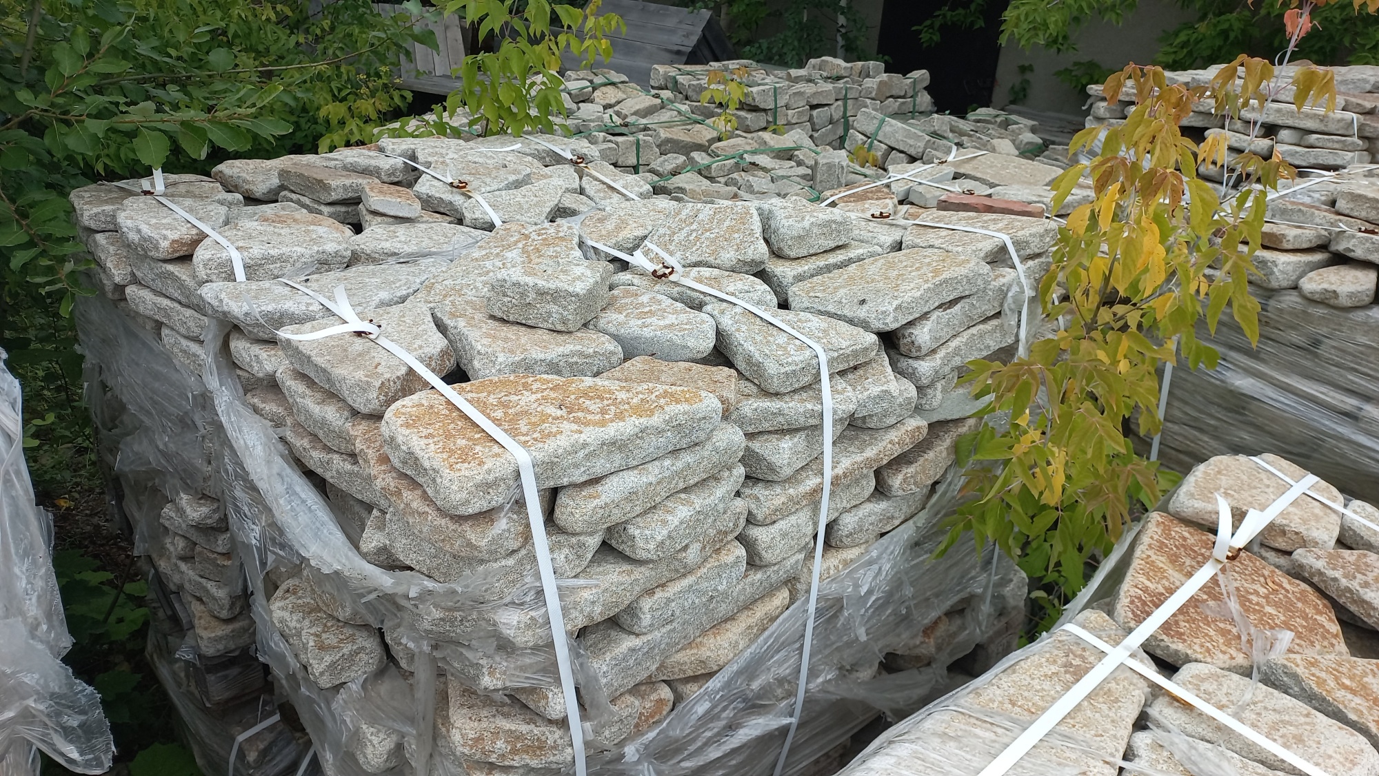 Плитняк галтованный гранитный для ландшафтного дизайна купить в Асбесте