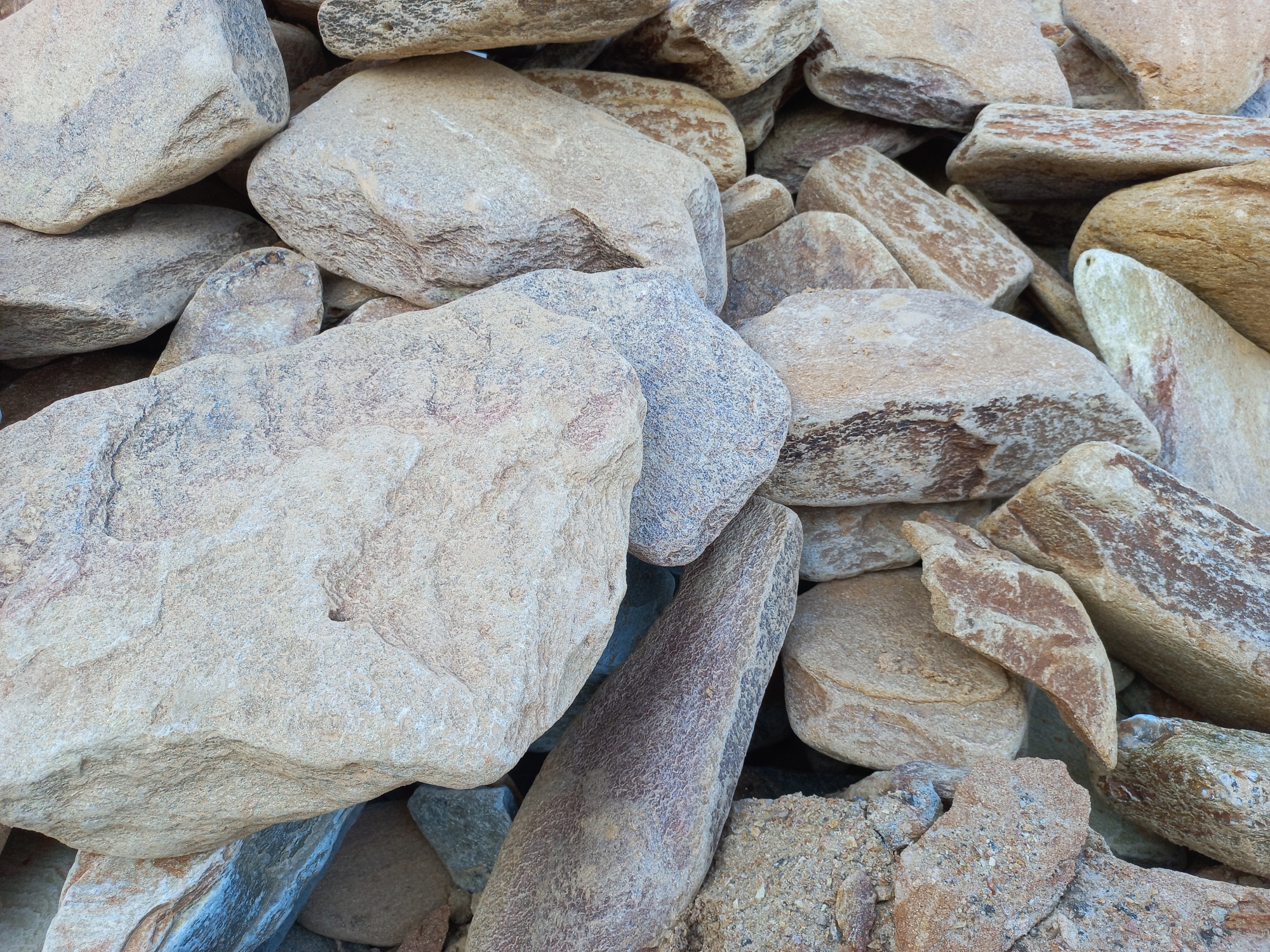 Златолит жёлтый, жёлто-зелёный глыбки и валуны для ланшафтного дизайна купить в Асбесте