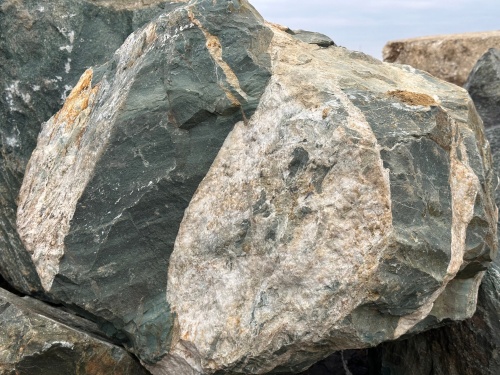 Гигантские зелёные валуны для ландшафтного дизайна весом более 5 тонн купить в Асбесте