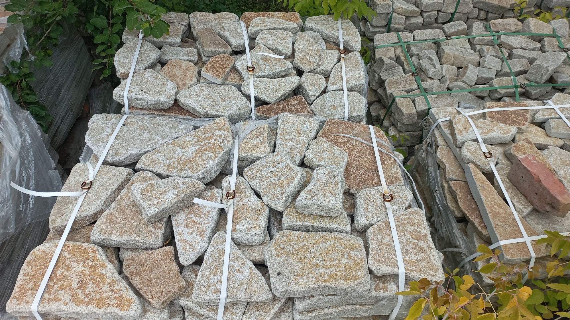 Гранитный плитняк галтованный для мощения купить в Асбесте