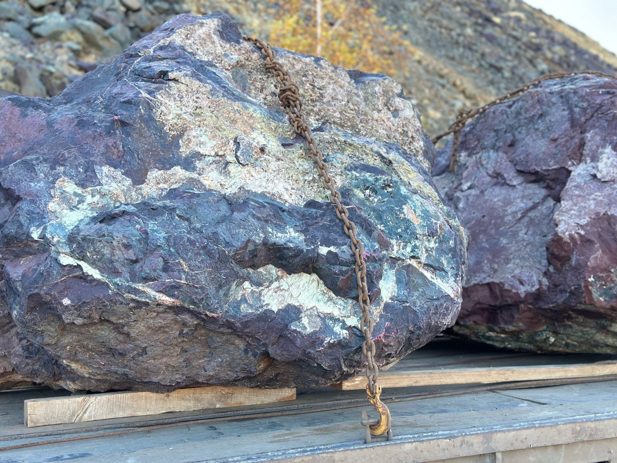 Огромные красно-фиолетовые валуны для ландшафтного дизайна весом более 5 тонн купить в Асбесте